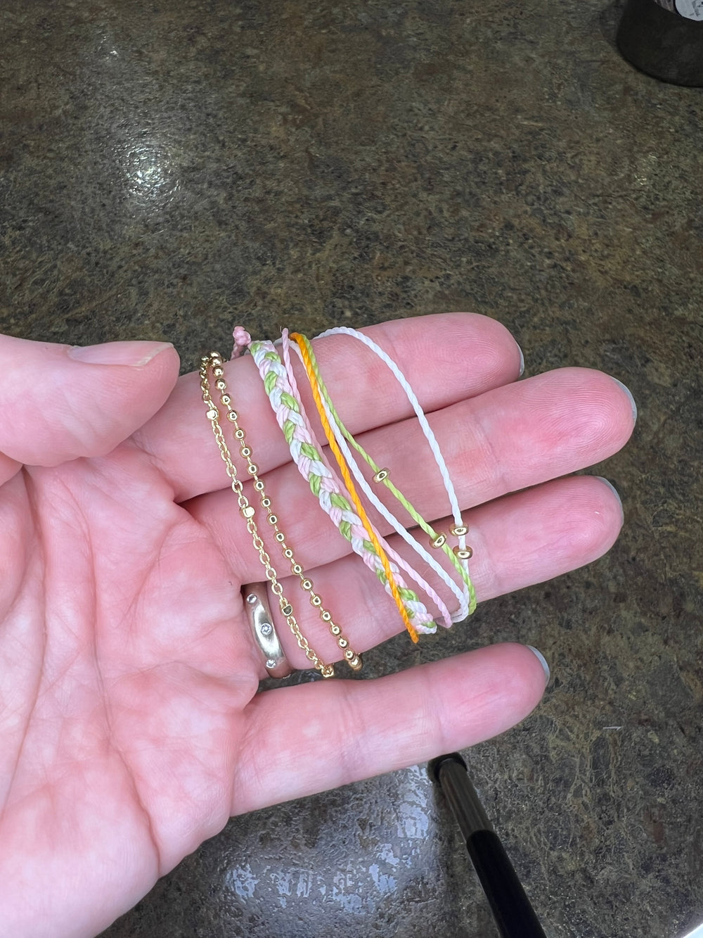 Puravida Laguna String and gold chain bracelet